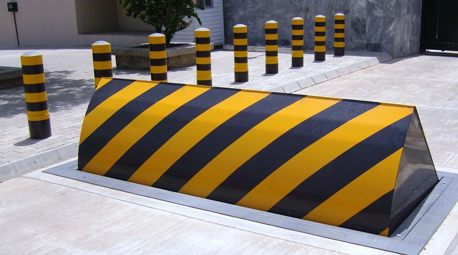 Bollards và Road Blocker